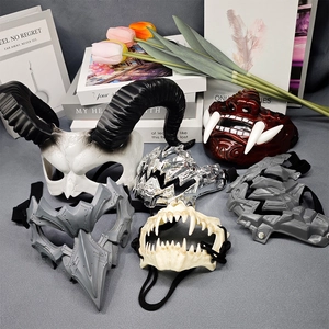Assortiment de masques de cosplay d'horreur incluant oni, cornes de bélier et crânes