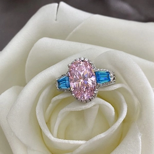 Macro-opname van de roze edelsteen ring met blauwe accenten op een witte roos