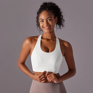 Détail du soutien-gorge de sport blanc avec dos nageur et bande élastique large sans couture