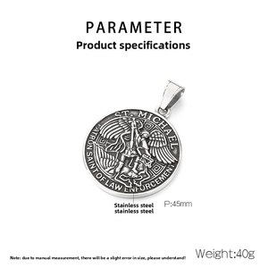Détail macro du pendentif St Michel avec diamètre 45mm et poids 40g en acier inoxydable