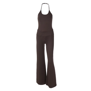 Détail d'un ensemble marron avec haut licou et pantalon large en maille texturée