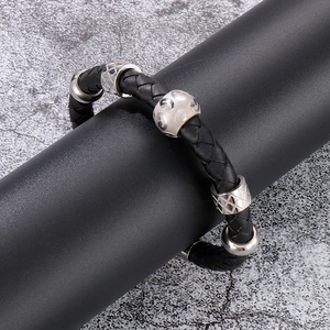 Détail du bracelet en cuir tressé noir 10mm avec des perles en acier argenté gravées