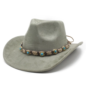 Détail du chapeau de cowboy en suédine avec bandeau perlé turquoise et texture