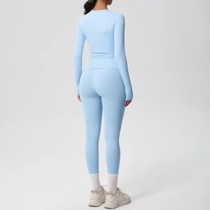 Vista posteriore del set da yoga celeste da donna che mostra la vestibilità e il tessuto