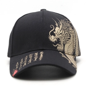 Schwarze Baseballkappe mit goldenem Drachenprint und chinesischer Kalligrafie am Schirm