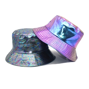 Iridescent PU-lederen vissershoeden in paars en zilver met metallic reflecterende afwerking