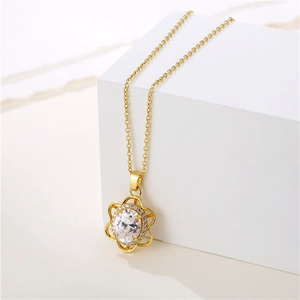 Collier soleil en acier doré avec pendentif fleur en zircon ovale sur socle blanc