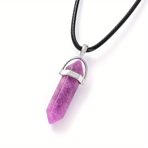 Vue macro du pendentif hexagonal en cristal violet avec fermoir argenté et cordon