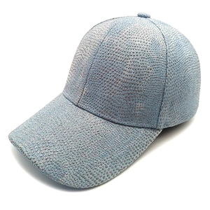 Détail d'une casquette de baseball en jean bleu clair avec paillettes scintillantes
