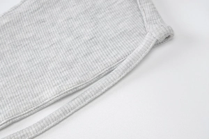 Vue macro du tissu en maille côtelée gris clair et détails de couture de précision