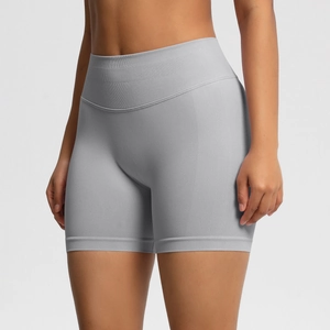 Détail de la taille haute côtelée sans couture sur un short de sport gris clair