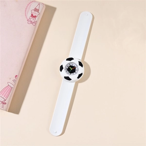Montre à clapet football pour enfants avec cadran à quartz et bracelet en silicone blanc