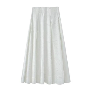 Détail d'une jupe longue blanche évasée en tissu jacquard floral texturé en 3D
