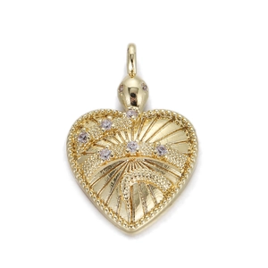 Pendentif cœur doré avec texture radiante et pierres de zircon scintillantes sur fond blanc