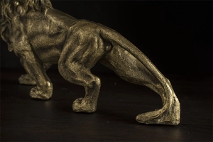 Detail der Löwenskulptur mit Bronze-Metallstruktur und muskulösen Körperlinien