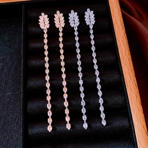 Boucles d'oreilles pampilles en or 18 carats et argent avec zircone et motif feuille