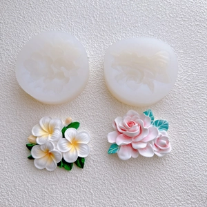 Vue détaillée des moules en silicone avec créations finies en forme de rose et frangipanier