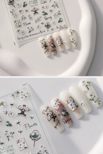 Détail macro d'autocollants 5D pour ongles avec fleurs printanières et papillons