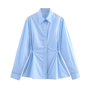 Chemise femme bleu clair à manches longues avec col à revers et détails plissés à la taille
