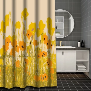 Dettaglio della tenda da doccia in poliestere impermeabile con motivi floreali giallo arancio