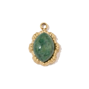 Dettaglio del ciondolo vintage in pietra naturale verde ovale con bordi dorati ondulati