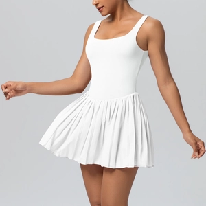 Gros plan d'une robe de tennis blanche sans manches avec jupe plissée et tissu respirant