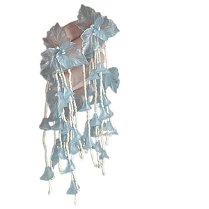 Orecchini a fiore blu con lunghe nappe, aghi d'argento e frange di perline bianche