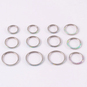 Details von 12 G23 Titan Nasenringen in verschiedenen Größen mit Opal-Inlay-Akzenten