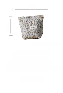 Detailansicht der Jacquard-Kosmetiktasche mit Maßen 17x14cm und Futter aus Baumwolle