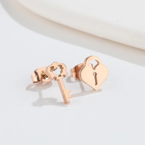 Roségoldene asymmetrische Edelstahl-Ohrstecker mit Herzschloss- und Schlüsseldesign