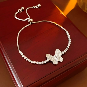 Détail du bracelet papillon en zircon avec fermoir réglable sur un coffret cadeau