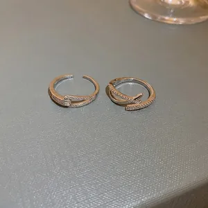Bague croisée en argent avec zircons brillants et anneau ajustable pour femme chic
