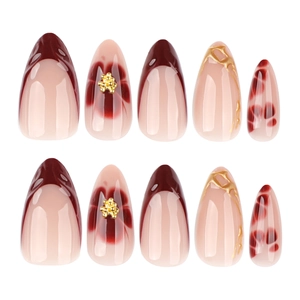 Braune 3D-Blumen-Mandel-Nägel mit weinroten French-Spitzen und goldenen Details