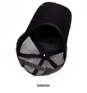 Détail de la casquette noire à paillettes avec filet respirant et fermeture snapback ajustable