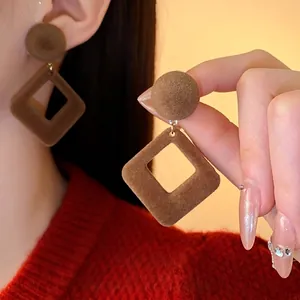 Boucles d'oreilles pendantes carrées géométriques en velours marron avec tige argent