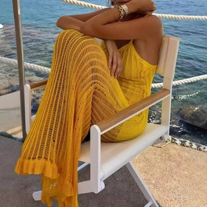 Sexy gelbes Strickkleid mit Durchbruchmuster für den Urlaub am Strand getragen