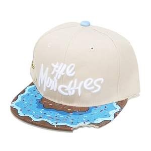 Détail de la casquette snapback avec broderie 3D et visière imprimée donut échancrée