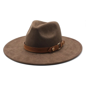 Chapeau fedora marron foncé à large bord avec ruban en cuir et boucle dorée
