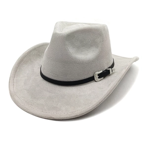 Détail du chapeau de cowboy en daim gris clair avec ruban noir et boucle en métal gravé