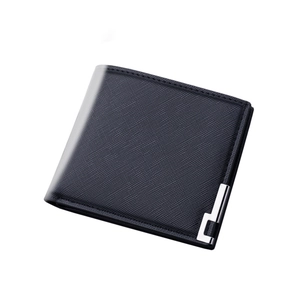 Minimalistische schwarze Lederbrieftasche mit Silber-Detail auf weißem Hintergrund