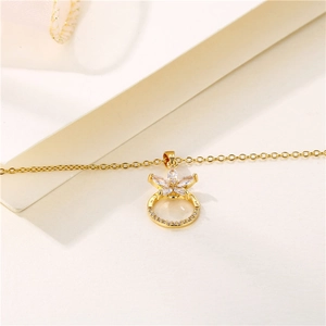 Elegante collana con fiore dorato e ciondolo in zircone su una catena sottile e sobria