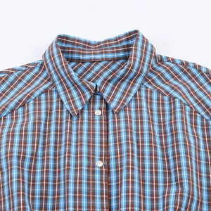 Camicia a quadri classica con motivo blu e marrone, colletto a revers e bottoni argentati