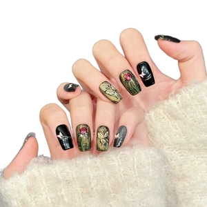 Handgefertigte Kunstnägel mit schwarz-goldem Glitzer, roten Rosen und Schmetterlingen