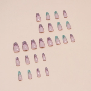 Faux ongles amande courts avec motifs géométriques violets et lignes dorées, set de 24