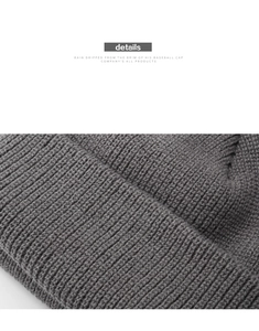 Nahaufnahme der grauen Strickmütze mit detaillierter dicker Wolltextur und Stoff