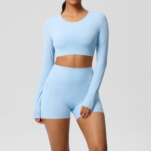 Detail van lichtblauwe yogaset met crop top met lange mouwen en korte broek met zakken