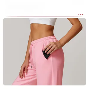 Detail der rosa Freizeithose mit funktionellen Seitentaschen und verstellbarem Kordelzug