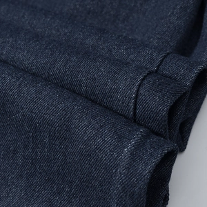 Macro d'une texture de denim bleu foncé avec motif de tissage sergé diagonal détaillé