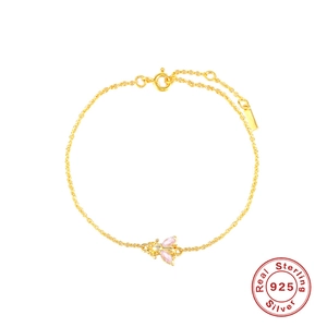 Detail eines Bienenarmbands aus S925 Sterlingsilber mit rosa Steinen und Verstellkette