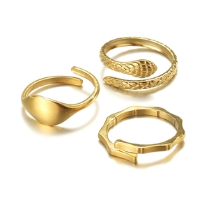 Dreiteiliges goldenes Set aus minimalistischen Edelstahlringen mit Schlangenmuster